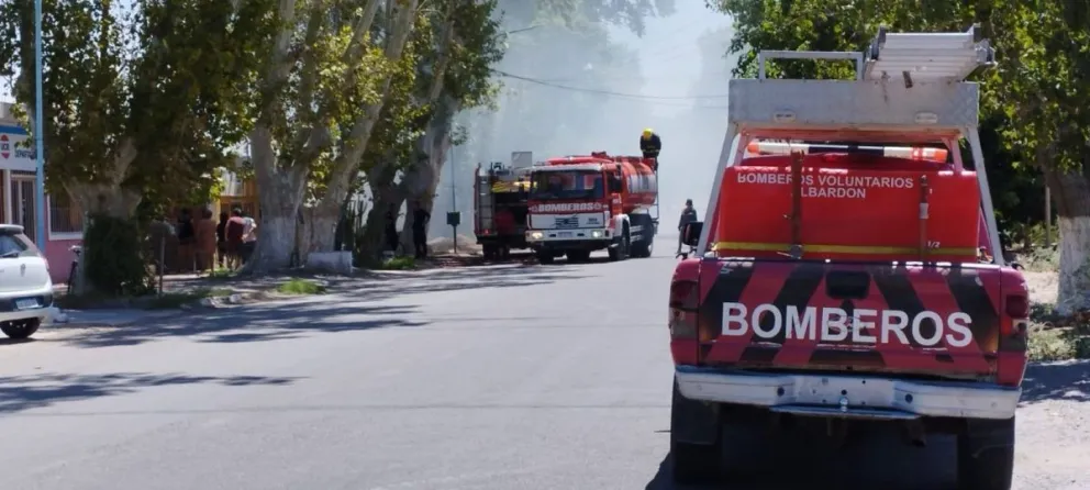 Un voraz incendio se desató en una carpintería y vidriería en Albardón: bomberos trabajan en el lugar