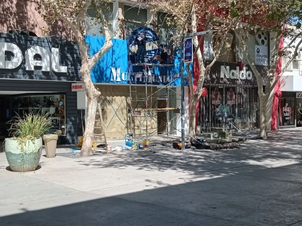 Los obreros trabajan para acondicionar el nuevo local de Multimundo. 