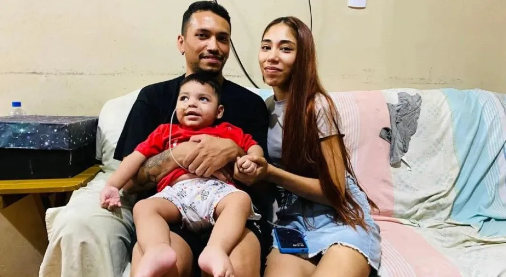 Juntos. Alex, de 19 meses de vida, en compañía de sus padres: Ivana y Néstor. (Gentileza: El bastón)