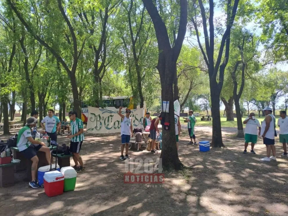 Pergamino se tiñe de verde y blanco: los hinchas de Desamparados empiezan a copar la ciudad a horas de la gran final