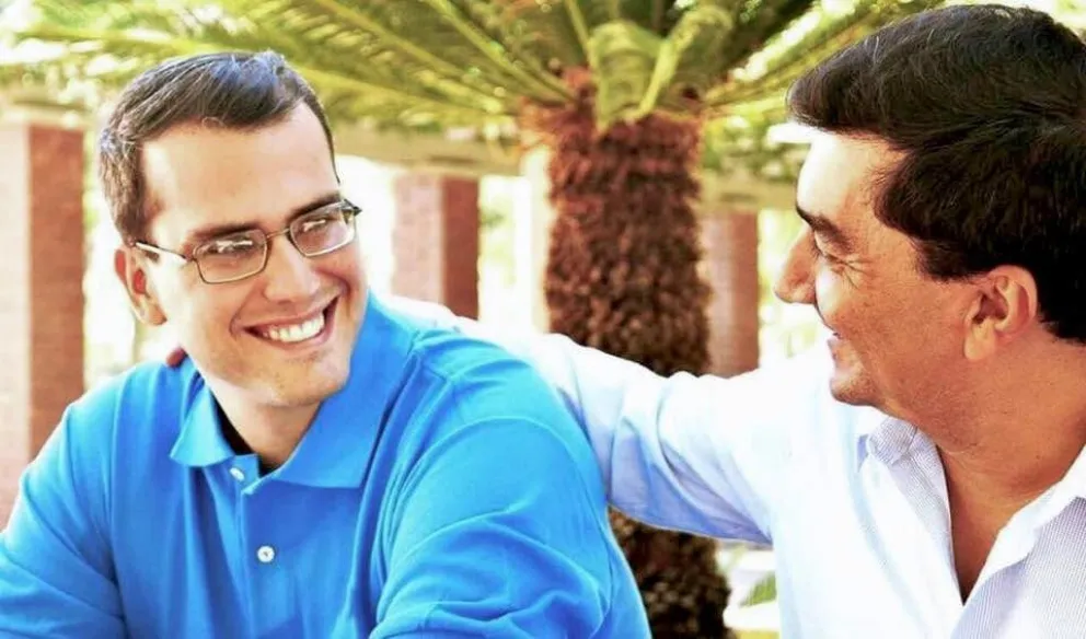 Gestos. Con esa foto, Ibarra felicitó a Munisaga cuando conquistó la Intendencia de Rawson. Ambos cultivaron una amistad y un vínculo político.