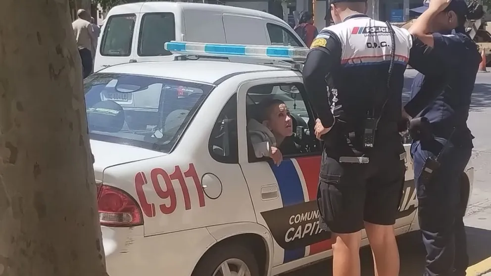 Revuelo en el microcentro por la detención de una pareja que robó en un local e intentó escapar en colectivo
