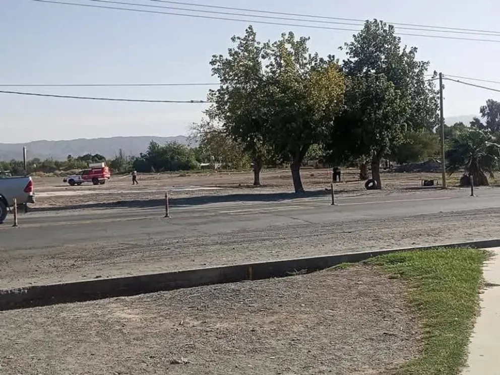 Operativo. Personal de Bomberos trabajando para desactivar el artefacto explosivo encontrado.