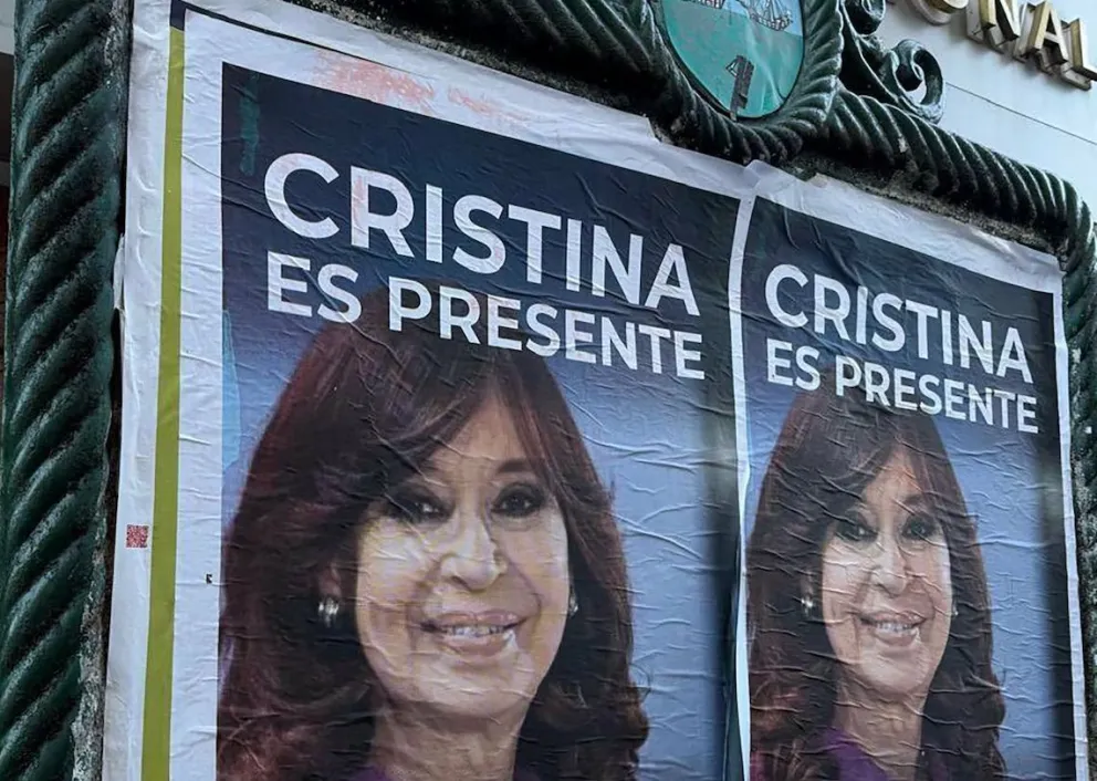 "Cristina es presente": aparecieron afiches que impulsan una posible candidatura de la ex presidenta