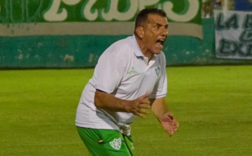 Después de quedar a un paso de conseguir el ascenso al Federal A, Luis Murua, seguirá siendo el DT de Desamparados.