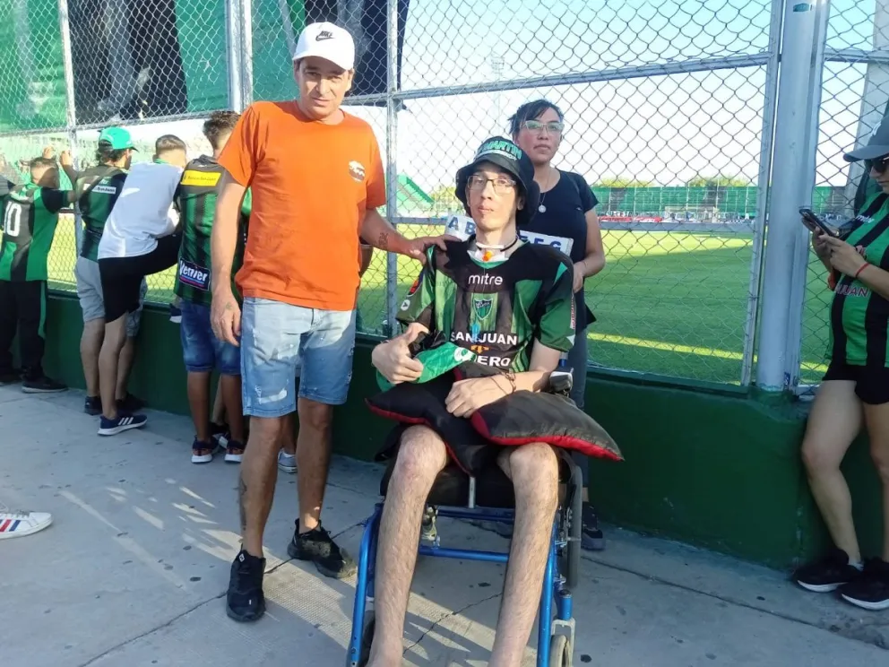 En su casa. Lucas Oyola, en la popular norte del estadio de San Martín, previo al choque ante Talleres, junto a su hermano, Juan Manuel, y su novia, Evelin Ruiz.