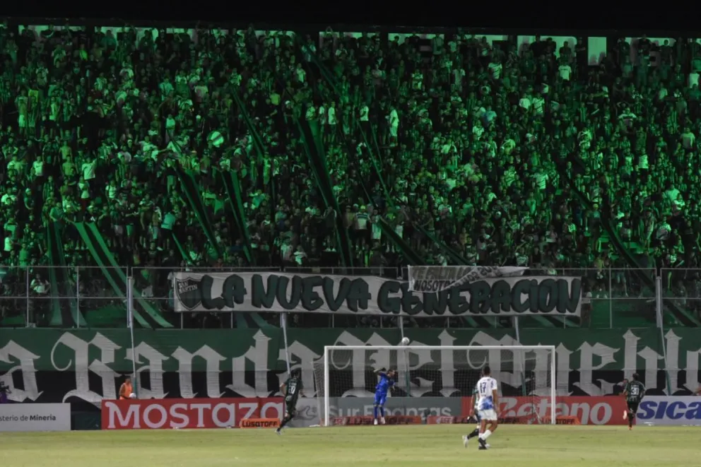 Otros tiempos. El sector de 'La nueva generación' ingresó los primeros encuentros en Primera, pero mañana no será así, pues lo hará la facción con los 'históricos'.