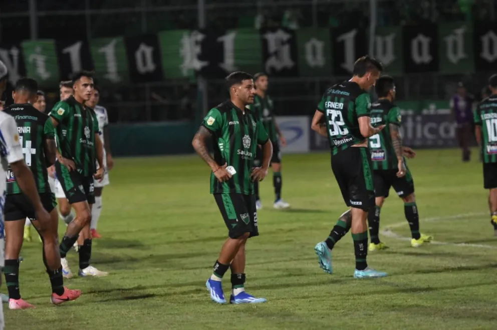 Desilusión. Los jugadores de San Martín se lamentan tras una nueva derrota, la segunda en condición de local en esta Liga.