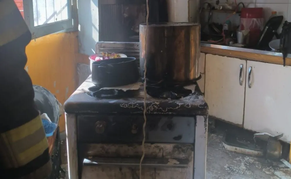 En acción. Bomberos Voluntarios de Pocito debió actuar para sofocar el siniestro sobre calle Vidart.