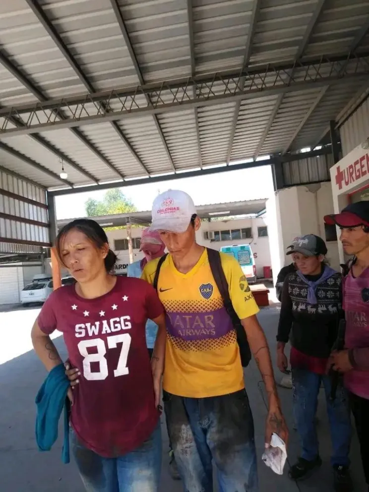 Malestar. Sintió la mujer cosechadora (con camiseta de Boca) y por eso requirió atención en el Hospital César Aguilar.