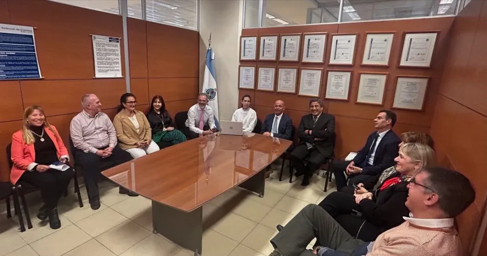 Reunión. En sus redes sociales, García Nieto subió una foto con otros miembros del Tribunal y los fiscales por una actividad oficial. Tras la publicación de 0264 Noticias, se reunió con las fiscales que trabajan en las cuentas de los municipios.