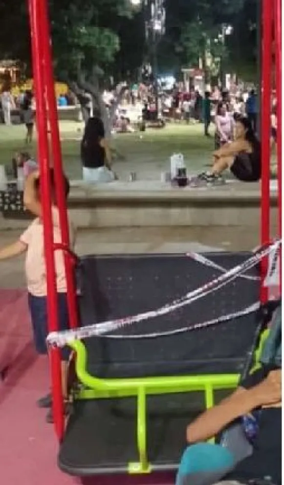 Tras la rotura de un tobogán, hay enojo por el estado de los juegos inclusivos en el Parque de Mayo: "Educar para incluir, señores padres"