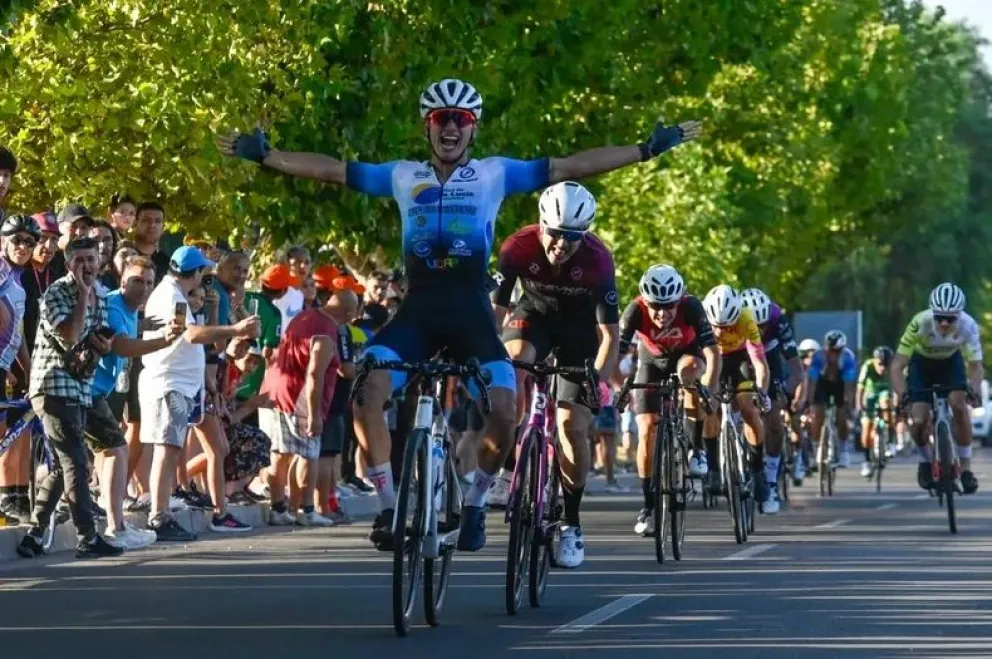 Tres son las escuadras sanjuaninas que están disputando la Vuelta a Mendoza: Gremios Unidos por el Deporte, el SEP San Juan y Maní Zabala.  Foto: Gentileza Luis Rojo Mallea.
