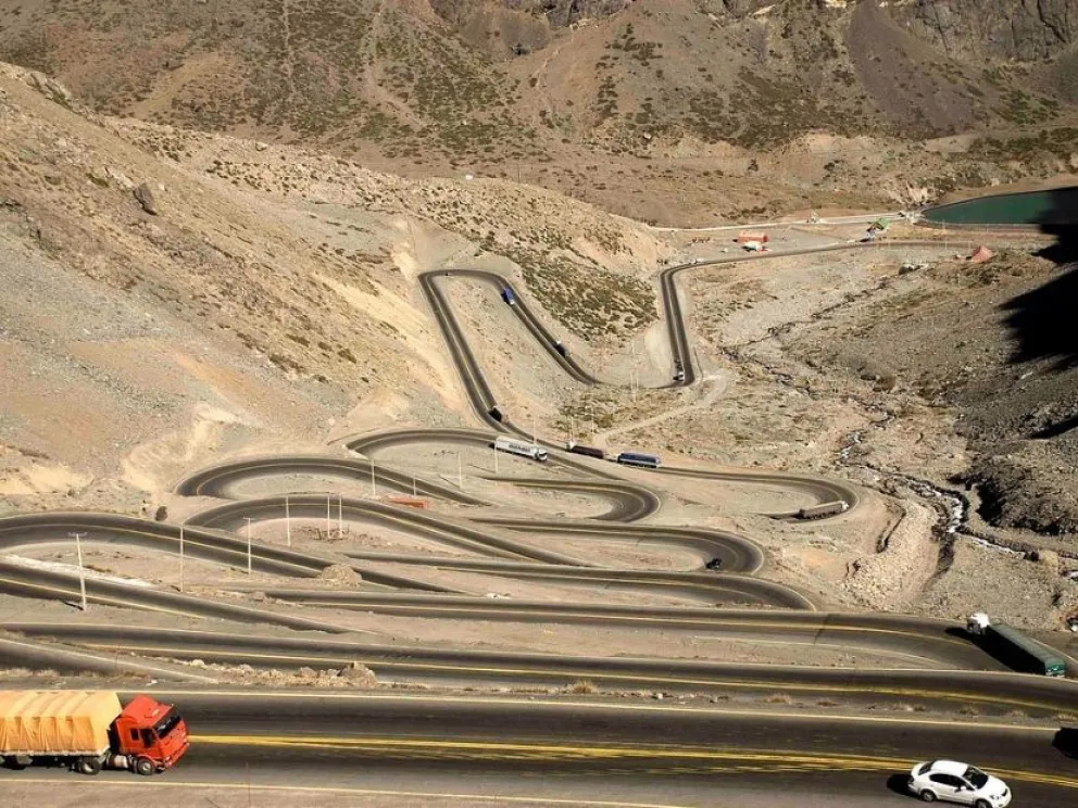 Una camioneta volcó y cayó a un precipicio en la Cordillera (imagen ilustrativa)