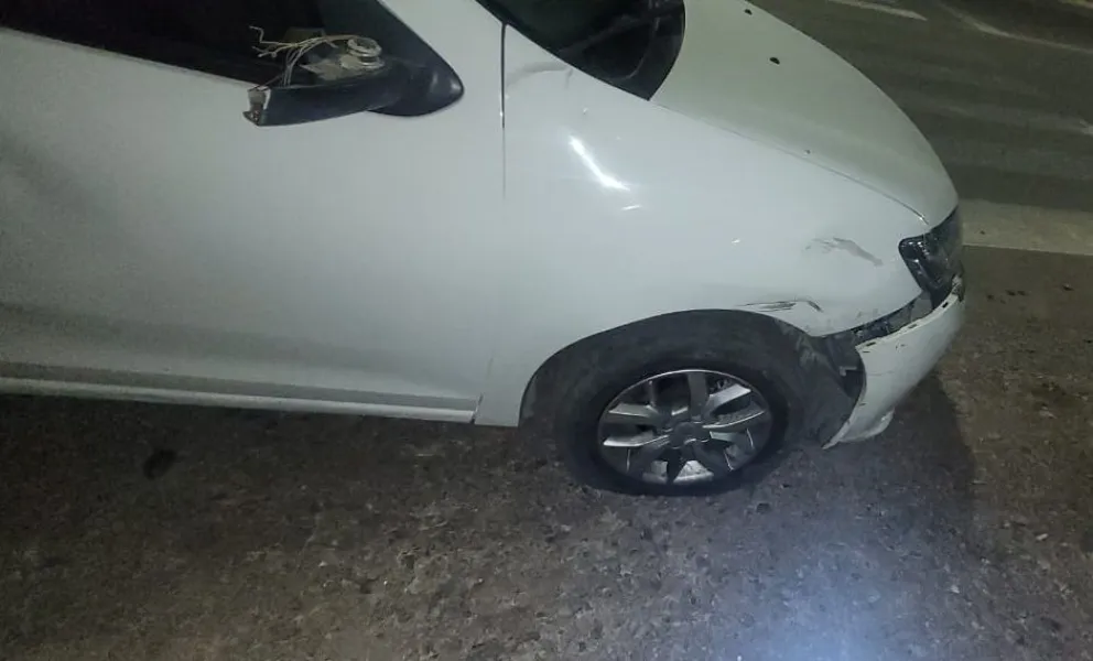  Una joven en moto intentó girar en U y fue embestida por un auto en Chimbas 