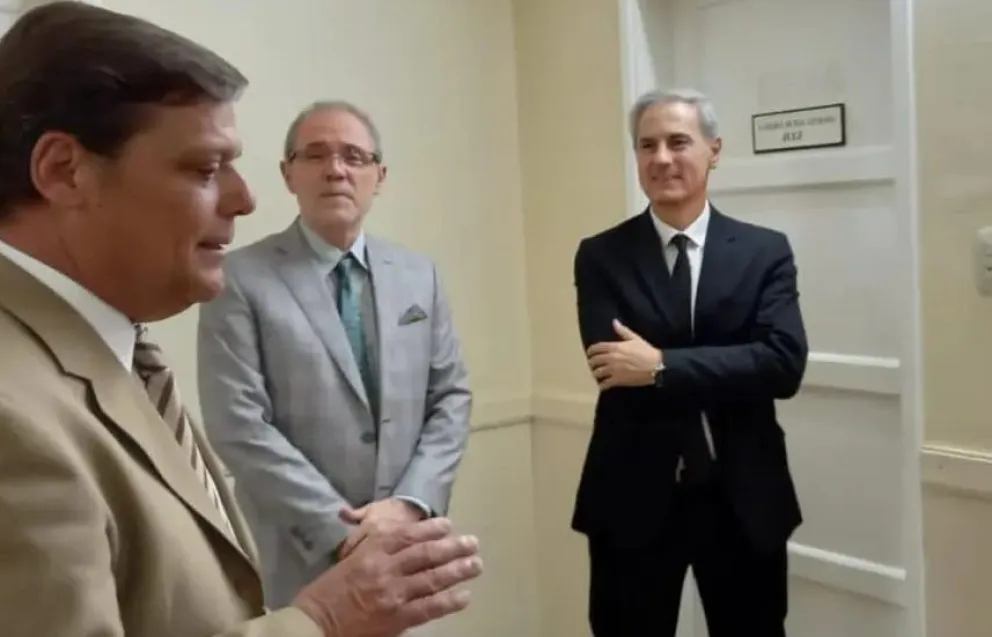 Partida. En diciembre de 2022, el entonces presidente de la Corte, Juan José Victoria, visitó los juzgados de Paz de Capital, en una recorrida en la que estuvo presente Víctor Bazán (a la derecha).