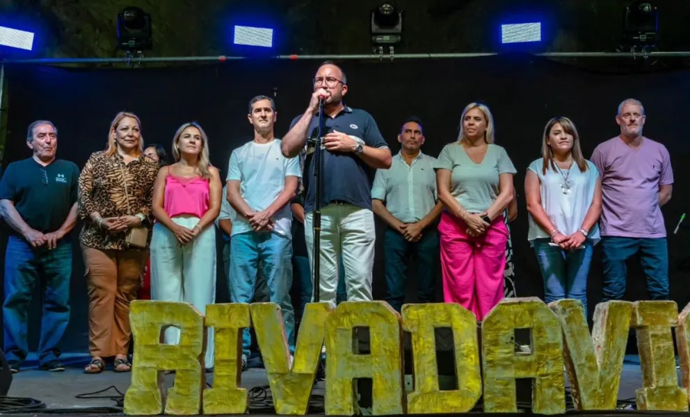 Presencia. Miodowsky, en la inauguración de las Tardecitas de Verano, junto a la diputada nacional Nancy Picón y los legisladores locales "Maru" Lascano y Juan Cruz Córdoba y demás dirigentes.