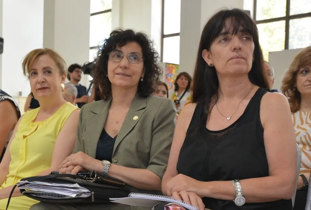 Nueva sociedad. Andrea Leceta (primera desde la derecha) es la secretaria Académica de la decana Myriam Arrabal. Ambas habían apoyado a Rosa Garbarino en 2021 y ahora están en el equipo del rector Berenguer.