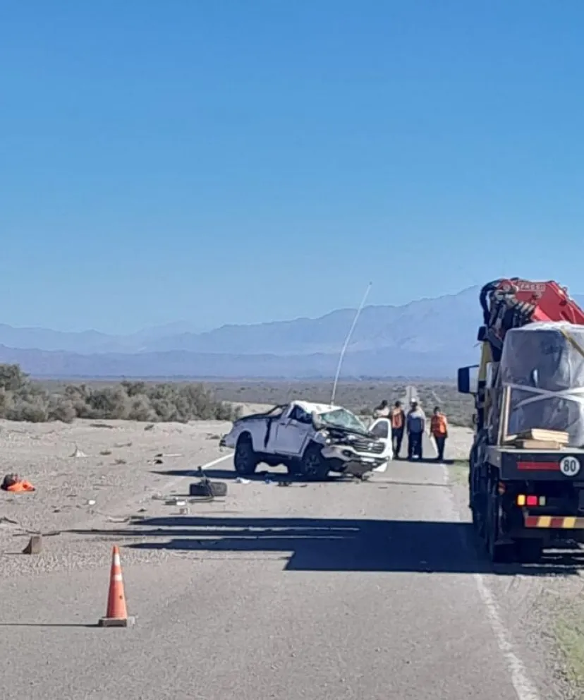 Violento siniestro en Ruta 40: una camioneta volcó y quedo destrozada 