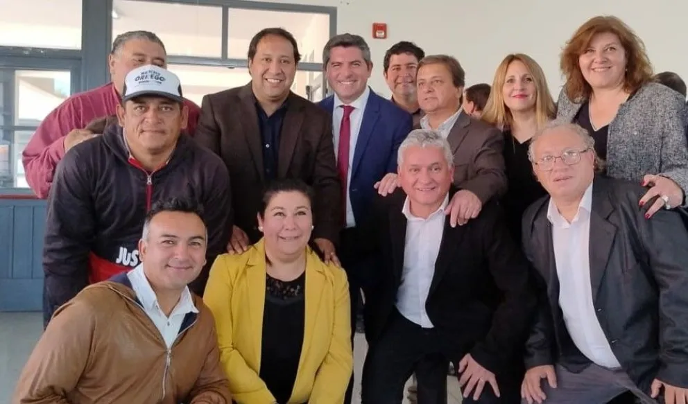 Equipo. La diputada Leonardo, los excandidatos a intendente Aguirre, Pezé y Riveros y concejales, entre otros, en una foto en conjunto con el líder del espacio, el gobernador Orrego.