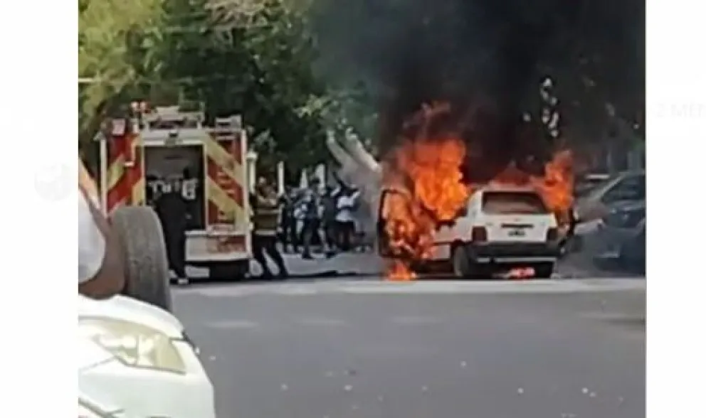 Un auto se prendió fuego en pleno centro de Capital | 0264Noticias -  Noticias de San Juan