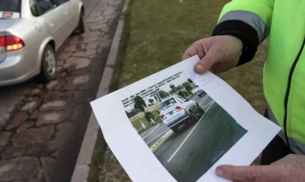 El sistema de fotomultas funciona en Rawson desde 2019 y sirve para multas si un vehículo pasó un semáforo en rojo, entre otros.