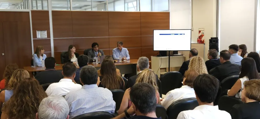 Mensaje. El ministro de Economía, Roberto Gutiérrez, y su equipo se reunieron con los secretarios de Hacienda de los 19 municipios. La bajada de línea fue cuidar el gasto ante la baja de la recaudación.