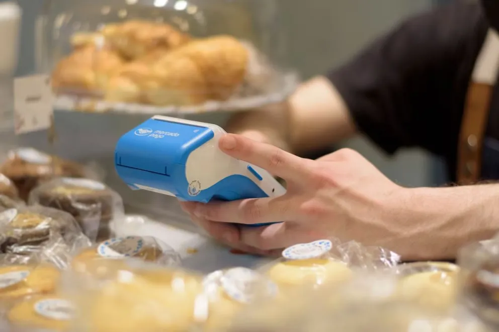 Los comercios del país podrán cobrar sus productos en dólares. 