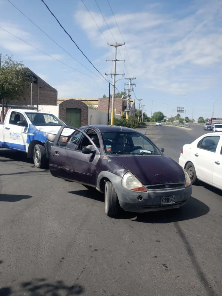 Una camioneta impactó contra un auto y una joven resultó herida.