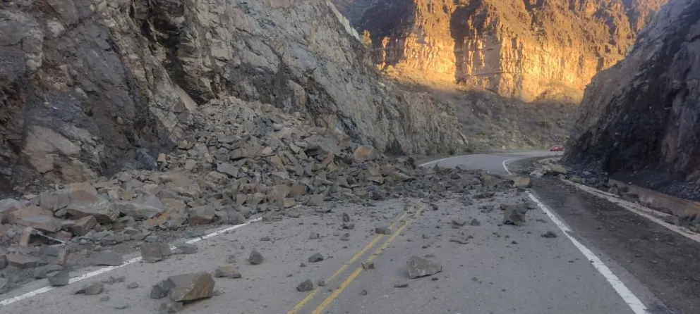 Recomiendan transitar con precaución en Ruta 150 por el desprendimiento de piedras 