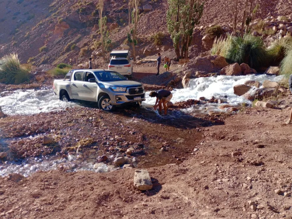 Un conductor ignoró más recomendaciones y tuvo que ser rescatado en Laguna Blanca.