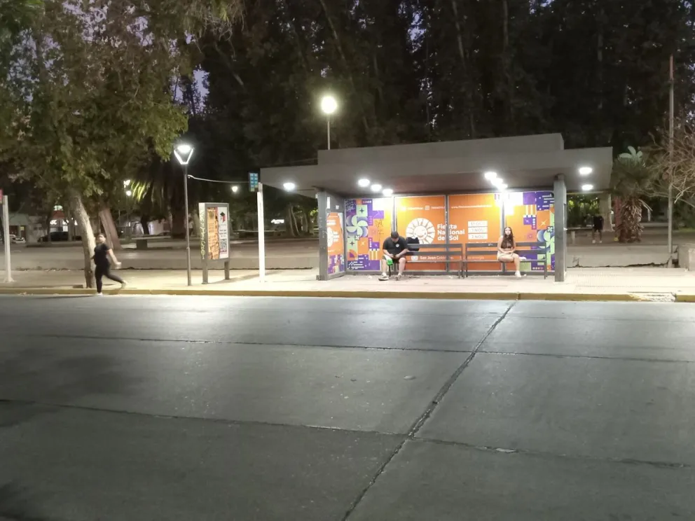 Gente esperando el colectivo en la parada.