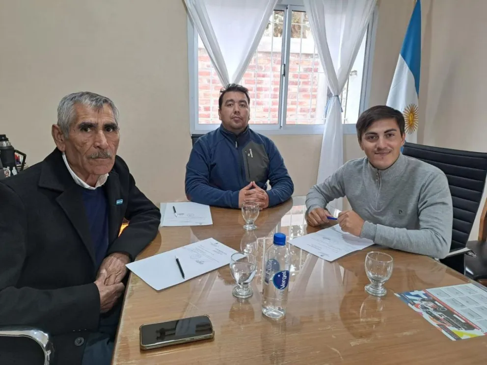 Santos Domingo Zárate, primero de izquierda a derecha, fue quien presentó la denuncia. 
