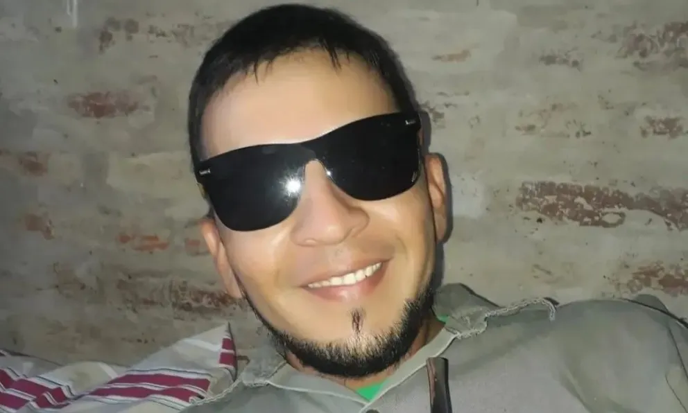 Protagonista. Este es Fabián Porra, quien se encuentra privado de su libertad luego de lo ocurrido el martes con su pareja en el Barrio Caravallo. (Gentileza: El bastón)