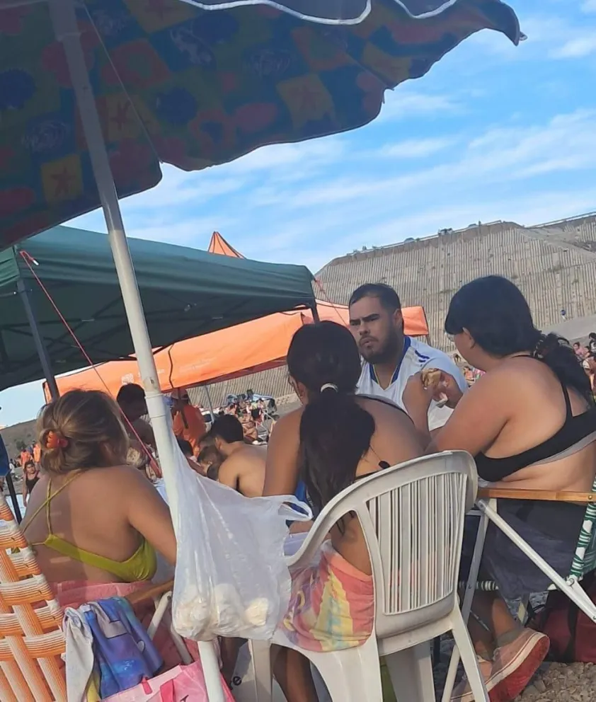 De paseo. En las imágenes, se lo observa a Gabriel Pereyra tomando mate en el Dique Punta Negra.