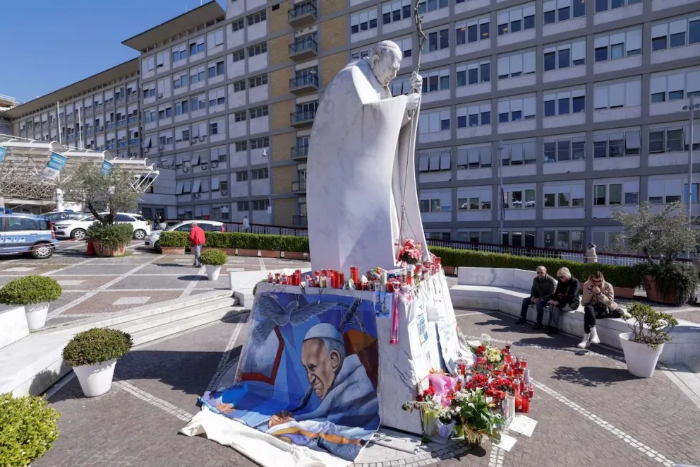 El papa Francisco pasó una noche tranquila, pero su condición clínica sigue siendo “compleja”. 