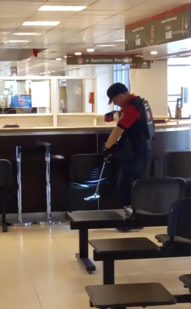 Inspección. Un integrante de la División Explosivos, en el interior del Centro Cívico buscando cualquier artefacto de riesgo.