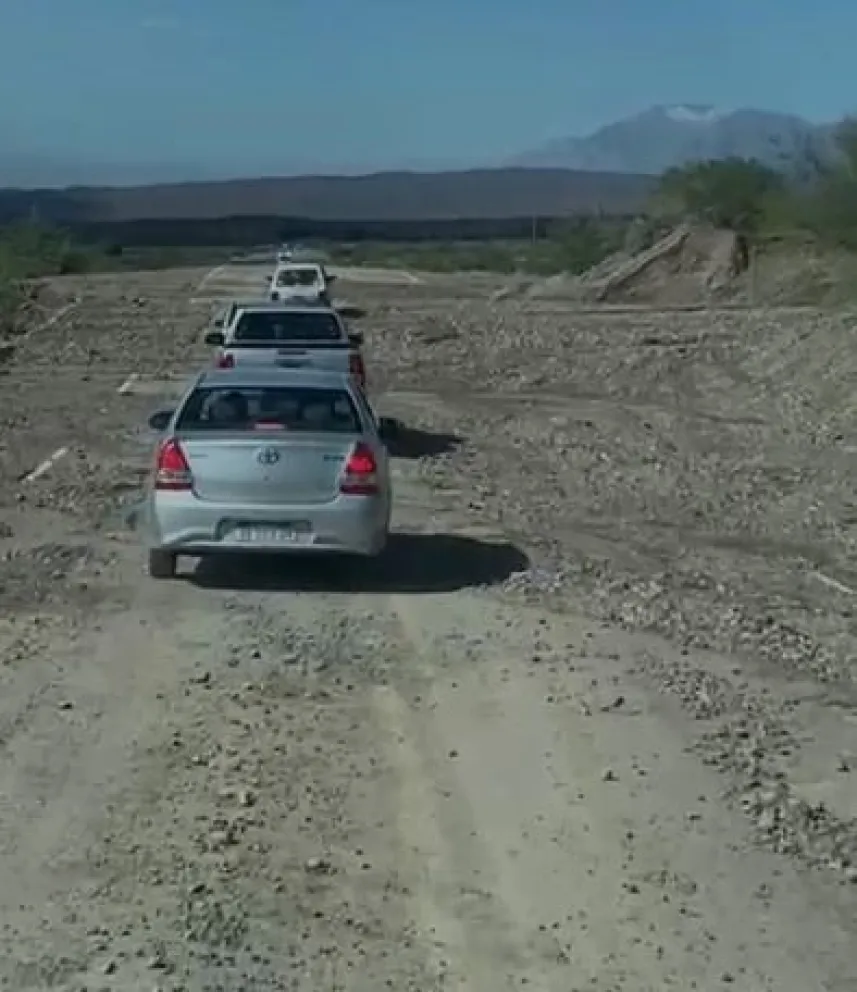 Material de arrastre: tras la tormenta y pese a los trabajos, hay demoras para transitar  en ruta 40
