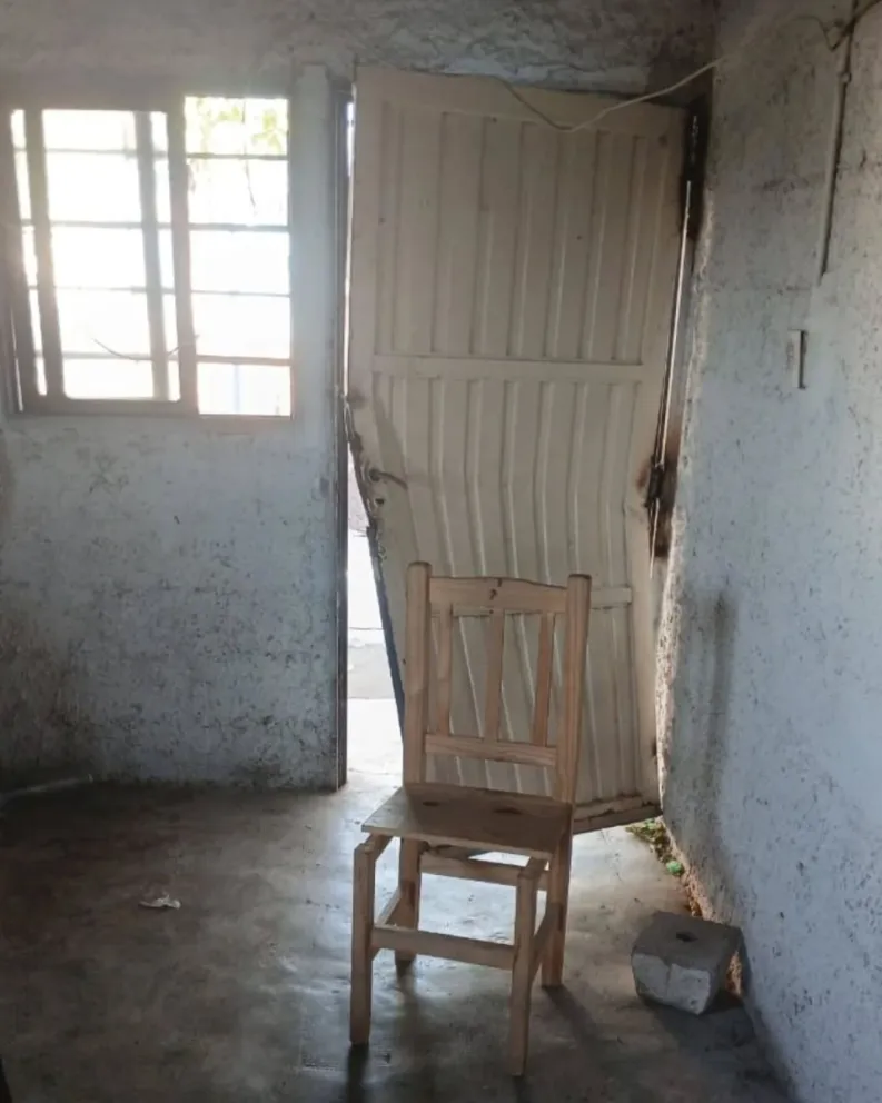 Forzada. La puerta de la utilería que rompieron los ladrones para ingresar a ese sector del club.