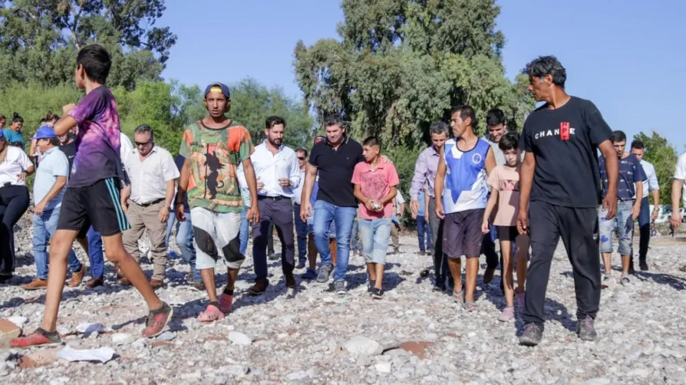 De cerca. El gobernador Orrego habló con los vecinos de Albardón afectados por las intensas lluvias.