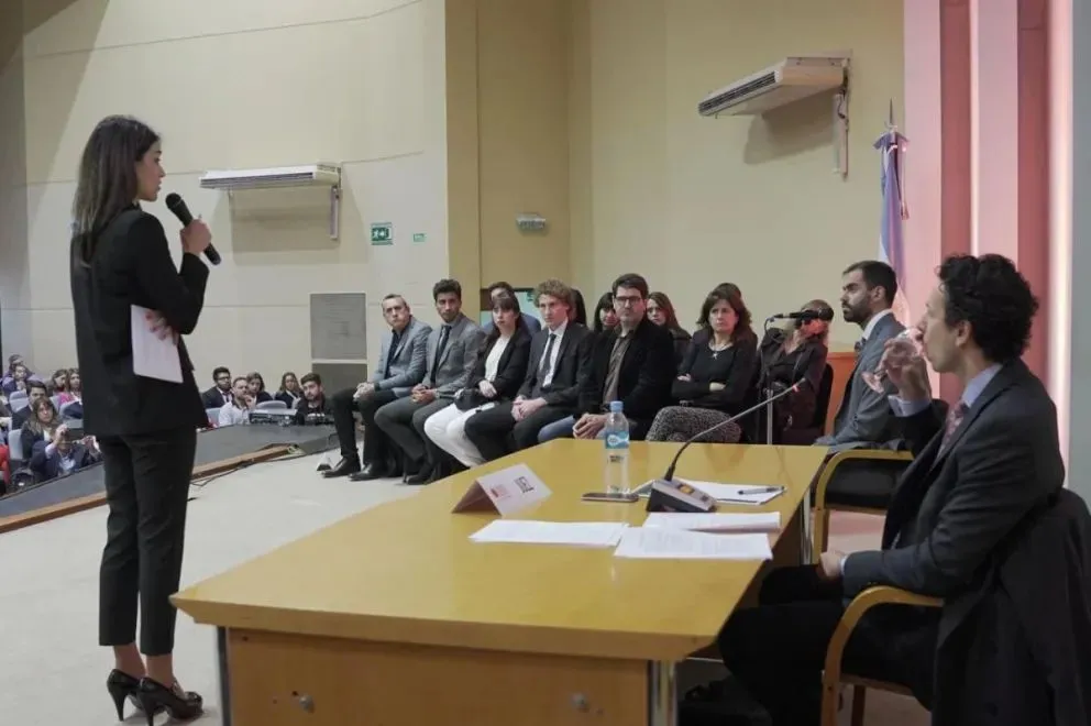 Test. En septiembre de 2019, se llevó a cabo un simulacro de juicio por jurados populares. La "acusada" fue la reconocida hockista Luciana Agudo.