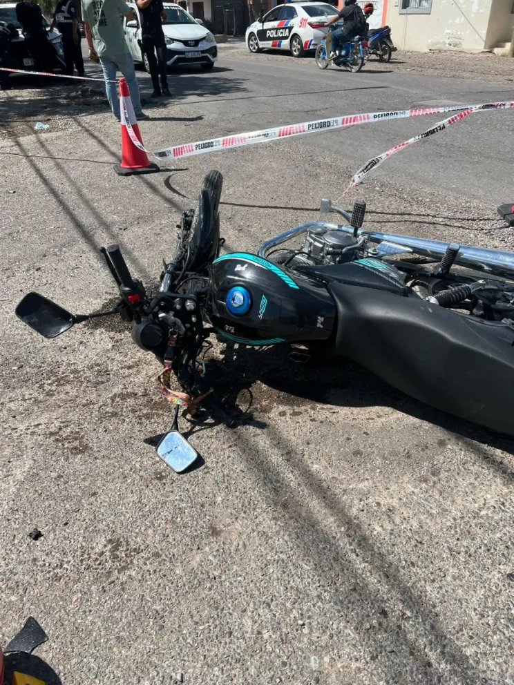 Un motociclista iba a gran velocidad y chocó con una camioneta