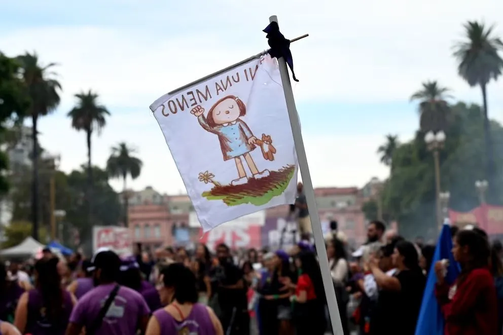 Miles de mujeres y organizaciones políticas y sociales se congregaron en la Plaza de Mayo para marchar por el 8M. 