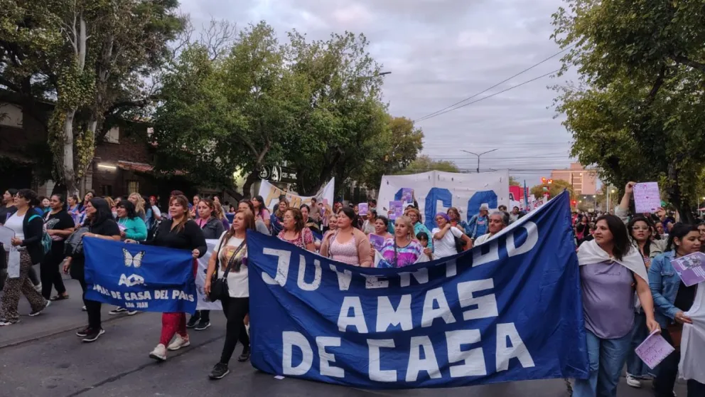 Bajo el lema "Ni unx menos", mujeres y organizaciones sociales y políticas marcharon alrededor de la Plaza 25