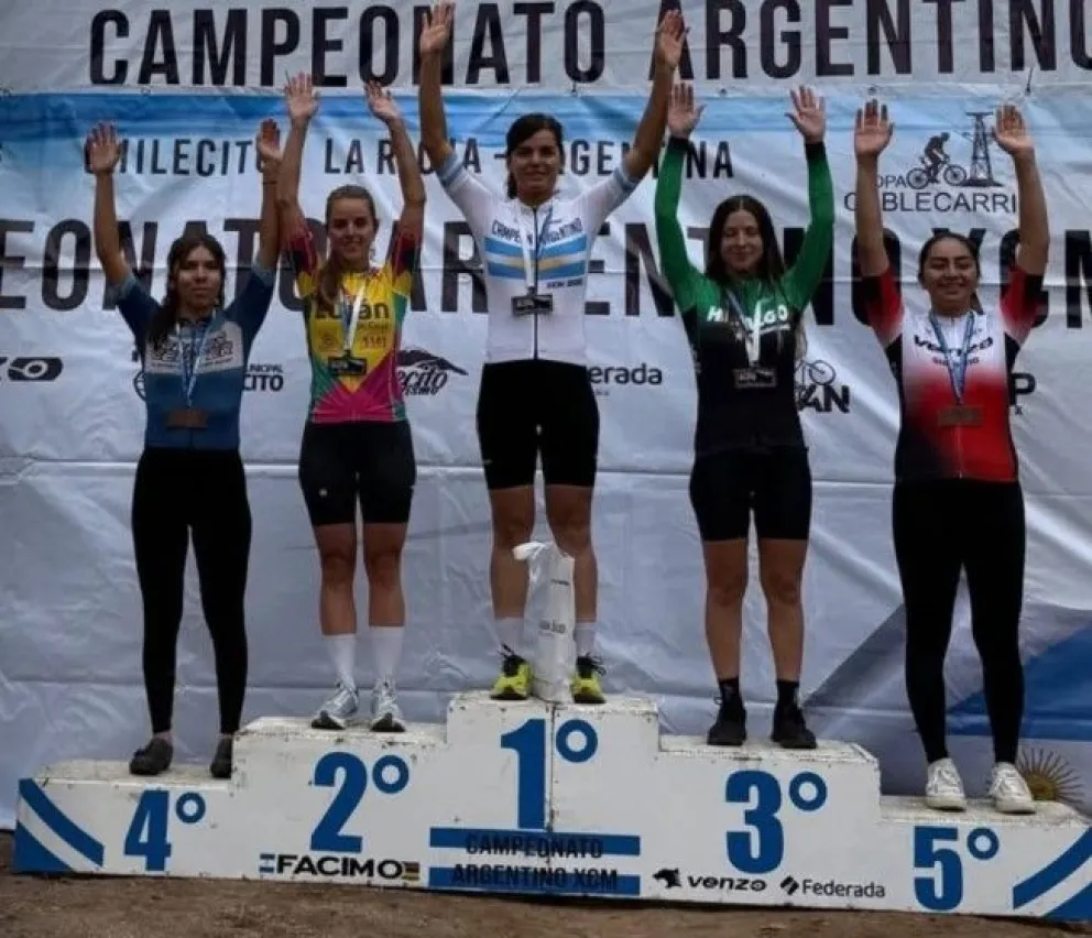 Feliz. La sanjuanina, Inés Gutiérrez, celebrando en lo más alto del podio su victoria.