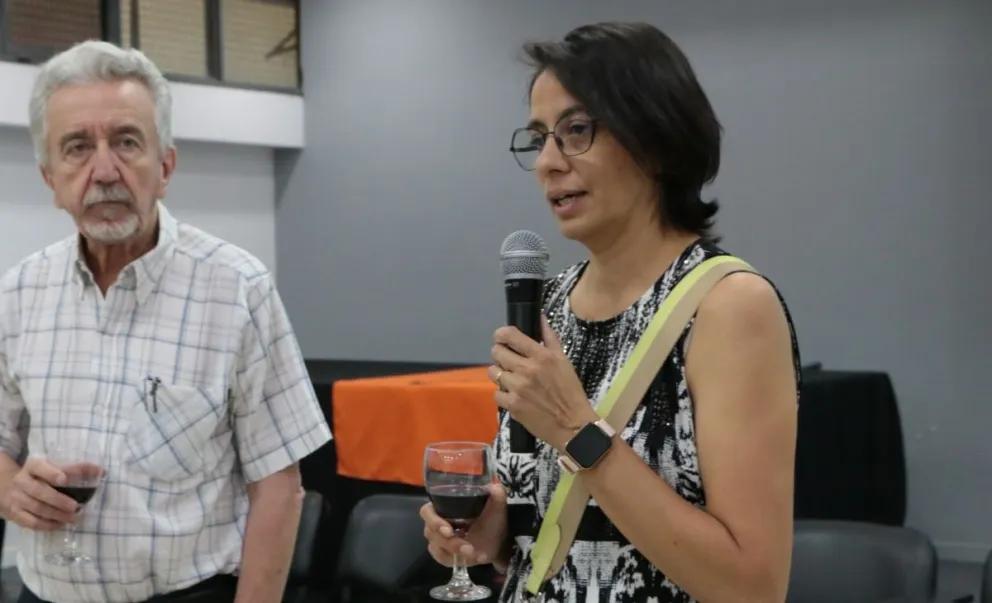 Cambio de ciclo. Natalia Nuñez, durante un brindis de fin de año en 2024, previo a la renuncia de Rodolfo Bloch como decano. La profesional tomó las riendas de la facultad y ahora se lanzó para las elecciones.