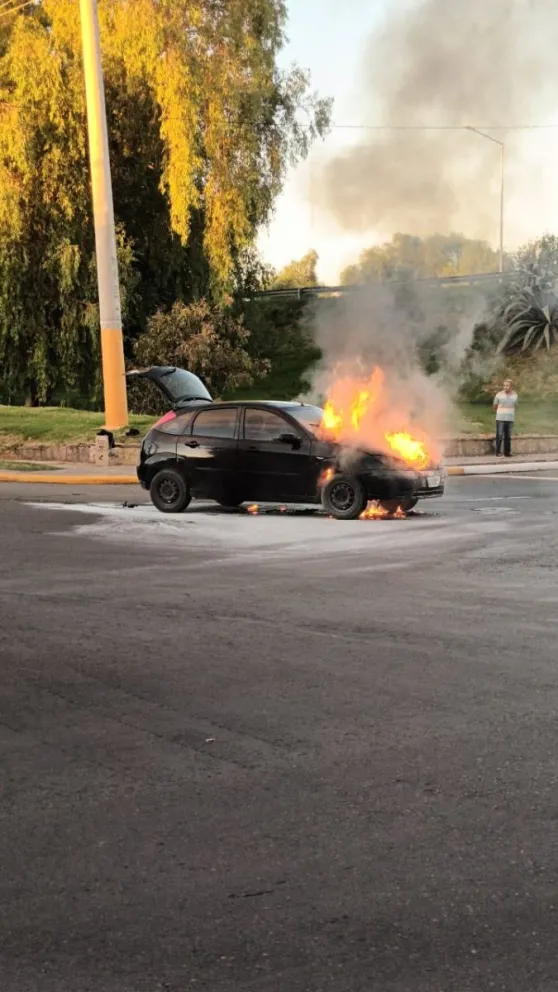 Un auto se prendió fuego en plena Circunvalación. 
