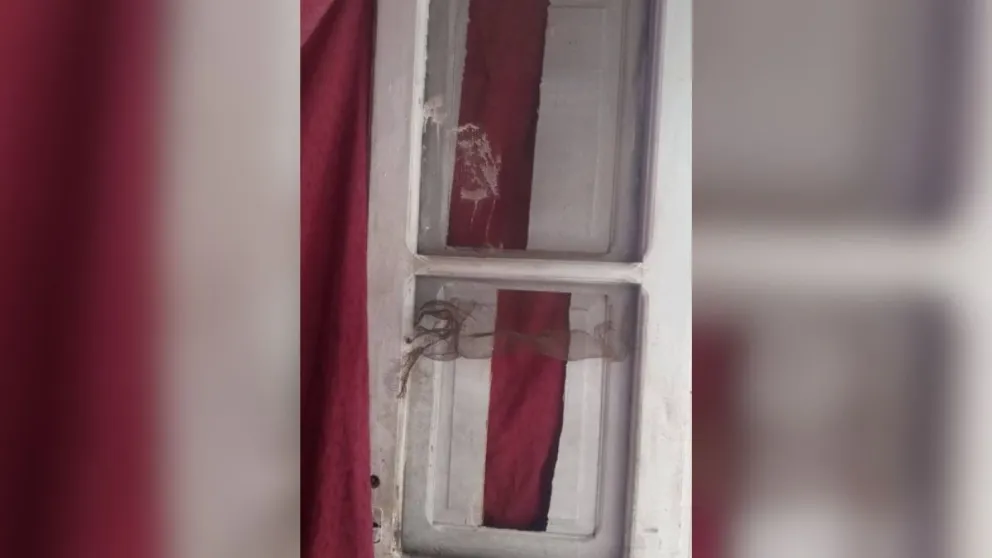 Consecuencias. Así quedó destruida una de las puertas de la casa de un vecino cercano a la pelea. (Gentileza: La diecinueve Rivadavia)