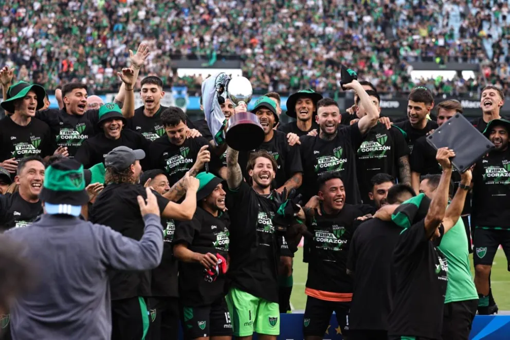 Histórico. En diciembre pasado, San Martín celebró el ascenso en el Gigante de Alberdi, donde este mes debutará en la Copa ante el Lobo jujeño.
