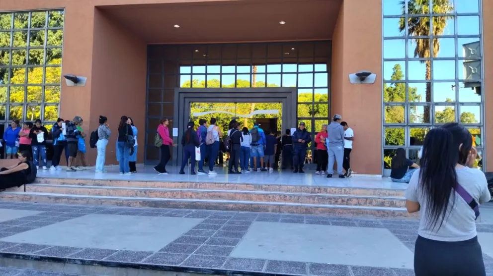 Reubicación de alumnos: largas filas y más de 300 números entregados en la primera jornada